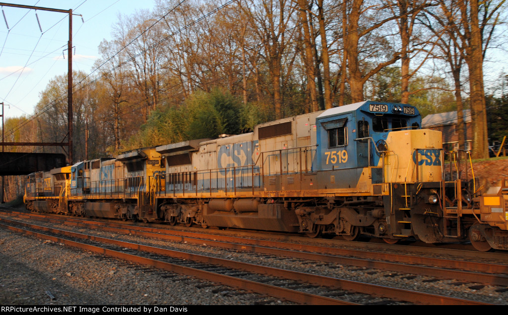 CSX C40-8 7519 third on Q034-09